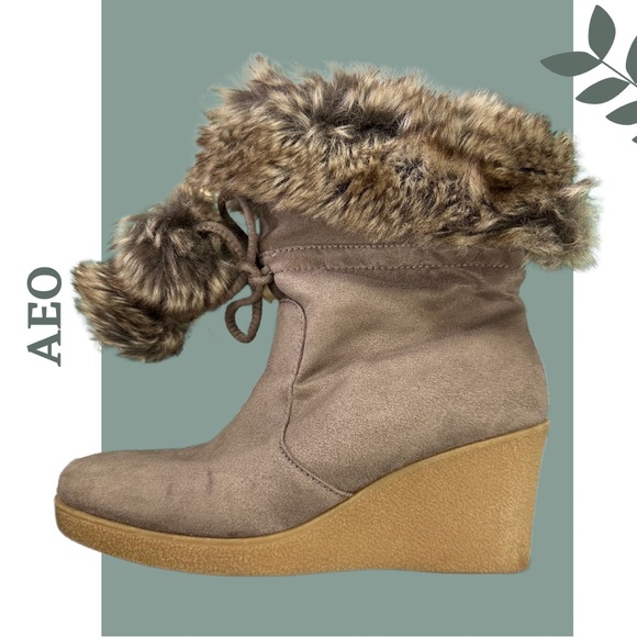 AEO Brown Women’s Wedge Heel Winter Boot Faux Fur Pom Pom Size 9.5 - Picture 4 of 7
